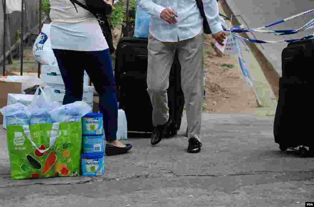 有疑似大陸水貨客在上水火車站附近擺放大量奶粉