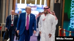 资料照片：2025年5月13日，美国总统特朗普和沙特王储穆罕默德·本·萨勒曼参加美国-沙特投资论坛后，离开位于沙特阿拉伯利雅得的阿卜杜勒阿齐兹国王国际会议中心。