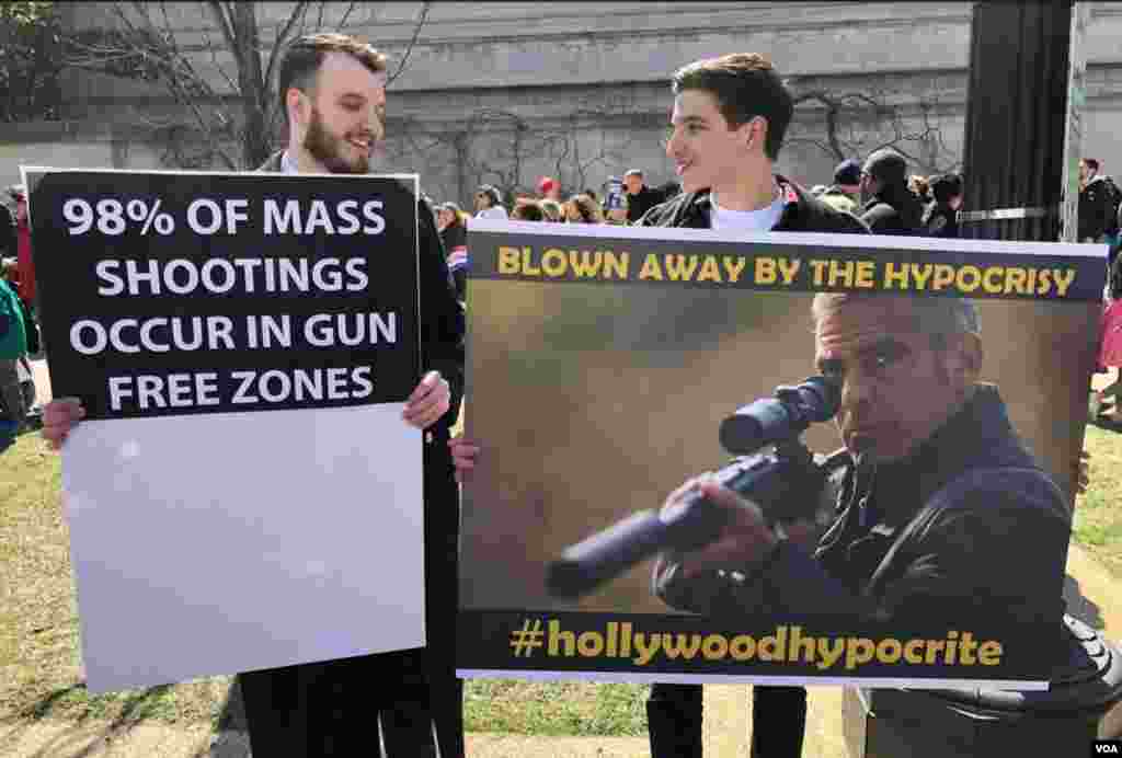 華盛頓的示威者手持反槍支暴力的標語