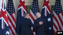 美國總統拜登（Joe Biden，右）2023年10月25日與到訪的澳洲總理安東尼·阿爾巴尼斯（Anthony Albanese）在白宮舉行聯合記者會。（法新社）