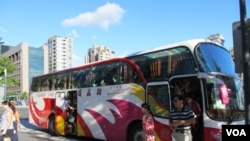 台北101大樓前的大陸遊客大巴士。（資料圖片）