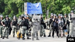 警方防暴隊在大埔警署對開南運路築起防線阻止示威者前進。(美國之音 湯惠芸拍攝)