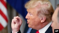 美國總統川普在布魯塞爾與北約秘書長斯托爾滕貝格舉行的早餐會上談話。（2018年7月11日） 