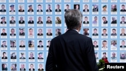 美国国务卿布林肯手捧鲜花在基辅的阵亡乌克兰卫士纪念墙前驻足。(2024年5月15日)