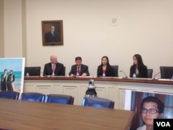 郭飞雄妻子女儿和傅希秋牧师在听证会前会见记者。（美国之音叶兵拍摄）