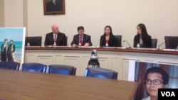 郭飞雄妻子女儿和傅希秋牧师在听证会前会见记者。（美国之音叶兵拍摄）