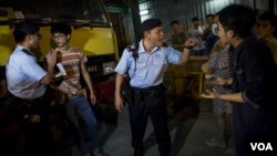 在香港旺角商業區的一場本土派示威中，警察檢查“本土民主前線”的發言人黃台仰（左起第二人）的身份證（2015年6月21日）