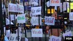 薛明德在“狱中”大声朗诵俄国诗人普希金的《致大海》。（美国之音方方拍摄）