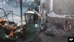 巴基斯坦奎達市發生炸彈爆炸造成22人死亡﹐當地居民在爆炸現場檢視情況。