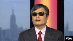 陈光诚在纽约接受美国之音采访 (美国之音拍摄)