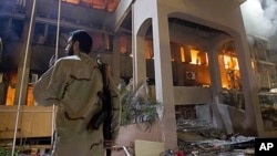 一名利比亚士兵5月17日站在被炸的政府机构楼前