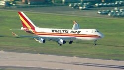 VOA英语视频: 随着冠状病毒疫情扩大，航空公司暂停飞往中国的航班