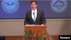 美國國防部長埃斯珀在他的推特上發布的視頻截圖顯示他在夏威夷發表講話,譴責北京對世界的惡意影響。埃斯珀說,與美國武裝部隊不同,中國軍隊不是服務於國家或憲法,而是為中國共產黨服務。(2020年8月27日)