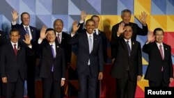 美国总统奥巴马和新西兰、越南、泰国、新加坡等国领导人在APEC马尼拉峰会上（2015年11月19日）