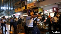 香港警察2019年8月25日在荃灣用槍指向示威群眾