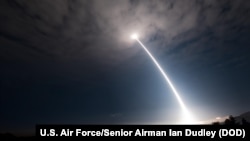 在加州范登堡空軍基地的一次操作測試期間發射的一枚民兵三型洲際彈道導彈。（2017年5月3日）