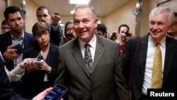 阿拉巴马州联邦众议员共和党候选人罗伊·莫尔在访问国会山期间同记者交谈。（2017年10月31日）