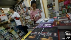 顧客在香港一家書店翻看與中國大陸有關的書籍。 （2012年6月1日資料照）