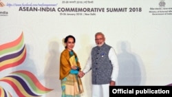 印度總理莫迪(右)在新德里的峰會上與緬甸昂山素姬。