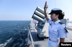 資料照：中俄海軍在廣東湛江海域舉行聯合軍演後，一名中國海軍士兵向俄羅斯艦隊舉手告別。（2016年9月19日）