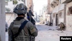 ແຟ້ມພາບ - ທະຫານອິສຣາແອລ ປະຕິບັດການຢູ່ໃນເຂດກາຊາ ທ່າມກາງບັນຫາຂັດແຍ້ງລະຫວ່າງອິສຣາແອລ ແລະກຸ່ມຮາມາສຂອງປາແລັສໄຕນ໌ ທີ່ມີຢູ່ຢາງຕໍ່ເນື່ອງ ໃນພາບຖ່າຍທີ່ນຳອອກເຜີຍແຜ່ເມື່ອວັນທີ 14 ທັນວາ 2023. 