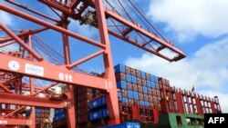 中国江苏省连云港港口码头上的集装箱和一辆卡车。（2018年7月13日）