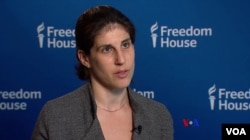 “自由之家”2016年全球媒體自由度報告項目主任莎拉.瑞普契在接受美國之音採訪.