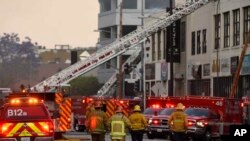洛杉磯消防人員5月16日在火災現場。消防局發言人說，火災造成多名消防員受傷。