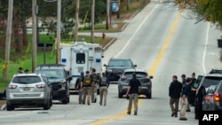 聯邦調查局特工聚集在緬因州路易斯頓發生大規模槍擊事件的一家酒吧現場。(2023年10月26日)