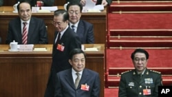 2012年北京两会会场上的薄熙来，他后面是温家宝，右侧是徐才厚