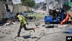 资料图片：一名索马里人在青年党发动的一次袭击中逃难。
