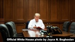 美国总统特朗普在沃尔特·里德国家军事医疗中心接受治疗期间工作。(2020年10月3日)