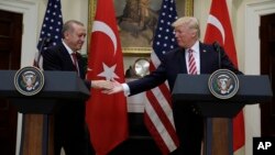 美國總統川普和土耳其總統埃爾多安星期二在白宮羅斯福會議廳握手。
