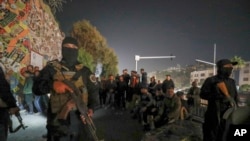 2024年12月25日，敘利亞新政府的安全部隊在首都大馬士革馬澤區阿拉維派抗議者周圍地段維持秩序。少數族群阿拉維派是什葉派伊斯蘭教的一個分支，前總統巴沙爾·阿薩德屬於該派。