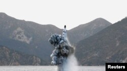 朝中社2016年4月发布的一张潜射弹道导弹发射图