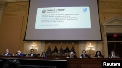 調查2021年1月6日衝擊國會大廈事件的國會委員會在公開聽證會上展示前總統特朗普的一則推文。 (2022月7月12日)