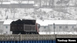 中國與北韓邊境媒炭運輸車。