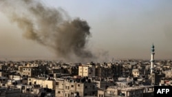 2024年3月27日，在以色列與巴勒斯坦激進組織哈馬斯之間持續不斷的衝突中，加沙地帶南部拉法的建築物上空濃煙滾滾。（法新社照片）