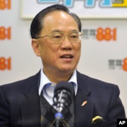 曾蔭權到電台為自己辯護