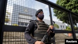 Un policía nicaragüense vigila fuera del Consejo Supremo Electoral (CSE) mientras los partidos políticos inscriben a sus candidatos presidenciales para las elecciones generales del 7 de noviembre, en Managua, el 2 de agosto de 2021.