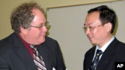 余杰和南加大美中学院副院长杜克雷( 左)