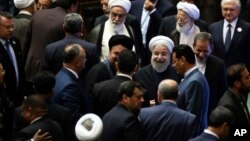 伊朗總統魯哈尼在宣誓就任他第二個總統任期後離開伊朗議會 (2017年8月5日)
