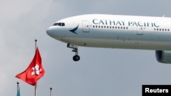 資料照：一架國泰航空公司的波音777飛機在香港機場降落。 （2019年8月14日）