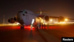 2013年12月19日凌晨，美國空軍運輸機載著兩名從關塔納摩被釋放的蘇丹籍被羈押人抵達喀土穆機場。