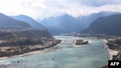 ​ພາບ​ທີ່​ຖືກ​ຖ່າຍ​ໃນ​ວັນ​ທີ 28 ມີ​ນາ 2021 ສະ​ແດງ​ໃຫ້​ເຫັນ​ຮ່ວມ​ພູ ຢາ​ລຸງ ຊາ​ໂບ ເມືອງ ຍິງ​ຈິ, ໃນ​ພາກ​ພື້ນ ທິ​ເບດ.