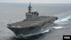 目前能搭載14艘直升機的“出雲號”被中國等稱為準航母 （日本海上自衛隊檔案圖片）