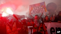 法国民众在巴黎举行反对法国总统马克龙的退休金改革计划的抗议活动。(2023年3月15日)