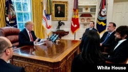 2019年4月13日美國總統特朗普在橢圓形辦公室會見推特首席執行官傑克·多爾西（特朗普推特圖片）。