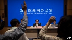 中国国务院港澳办公室发言人杨光2019年8月6日在北京举行的记者会上准备回答记者提问题。