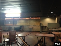 一家当地知名的烧烤店在骚乱中起火而被迫停业 (美国之音杨晨拍摄)